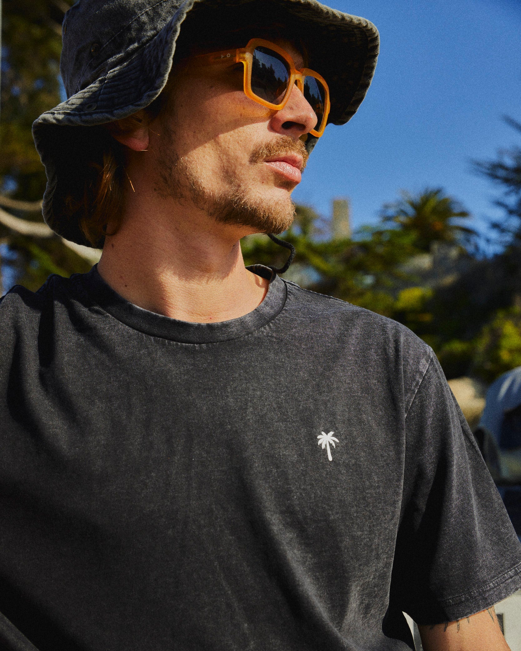 POLERA PALM TREE ACID WASH NEGRO