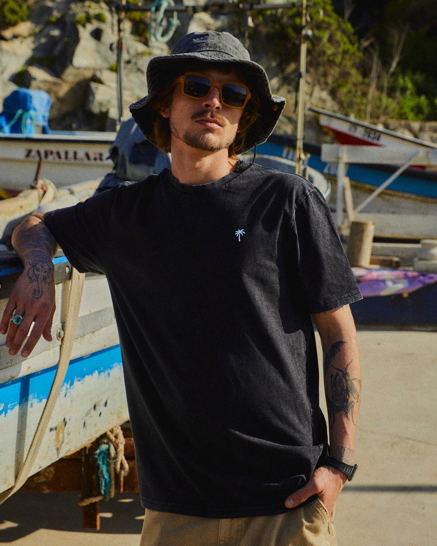 POLERA PALM TREE ACID WASH NEGRO