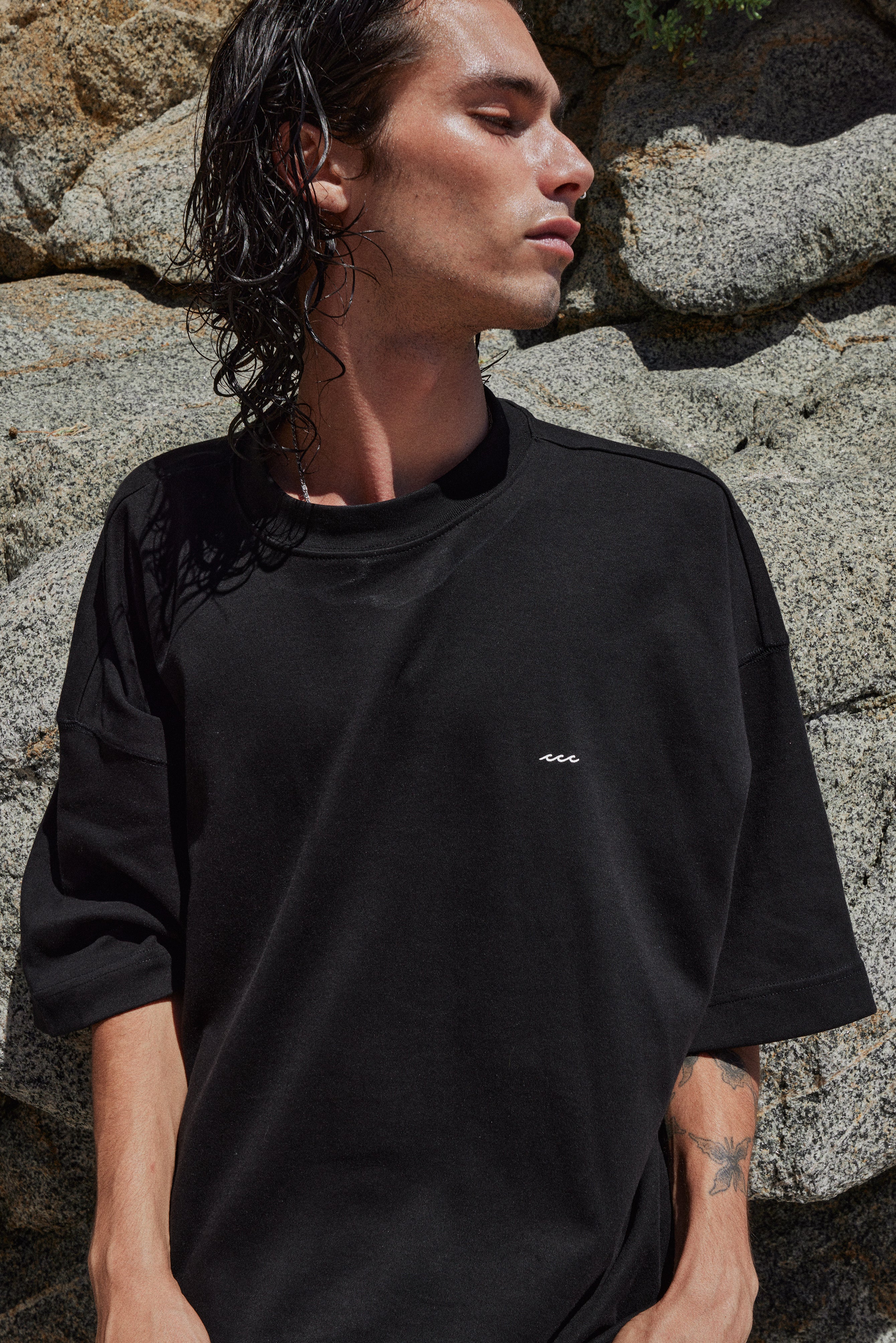POLERA BEACHY CLUB BLACK OVERSIZE