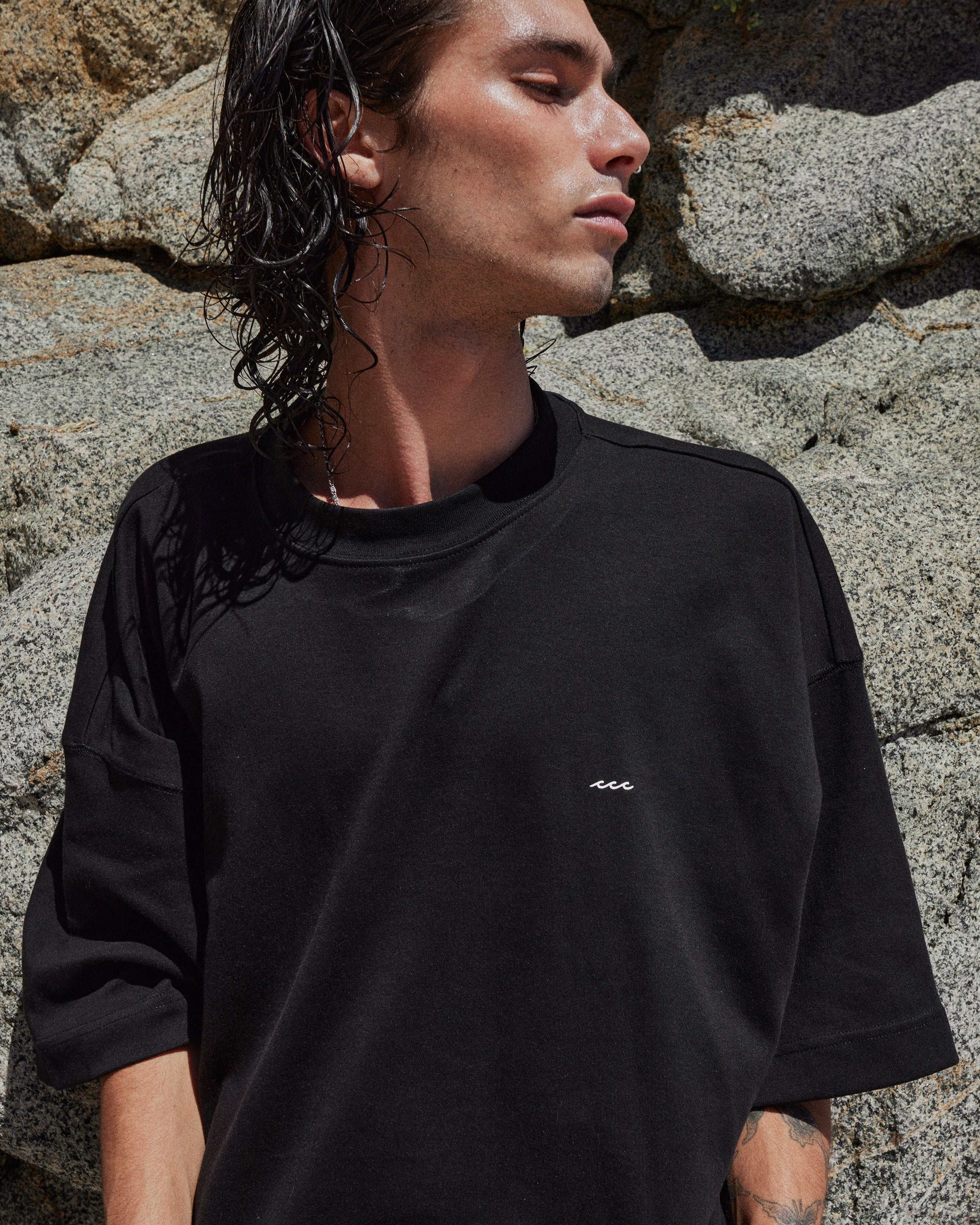 POLERA BEACHY CLUB BLACK OVERSIZE