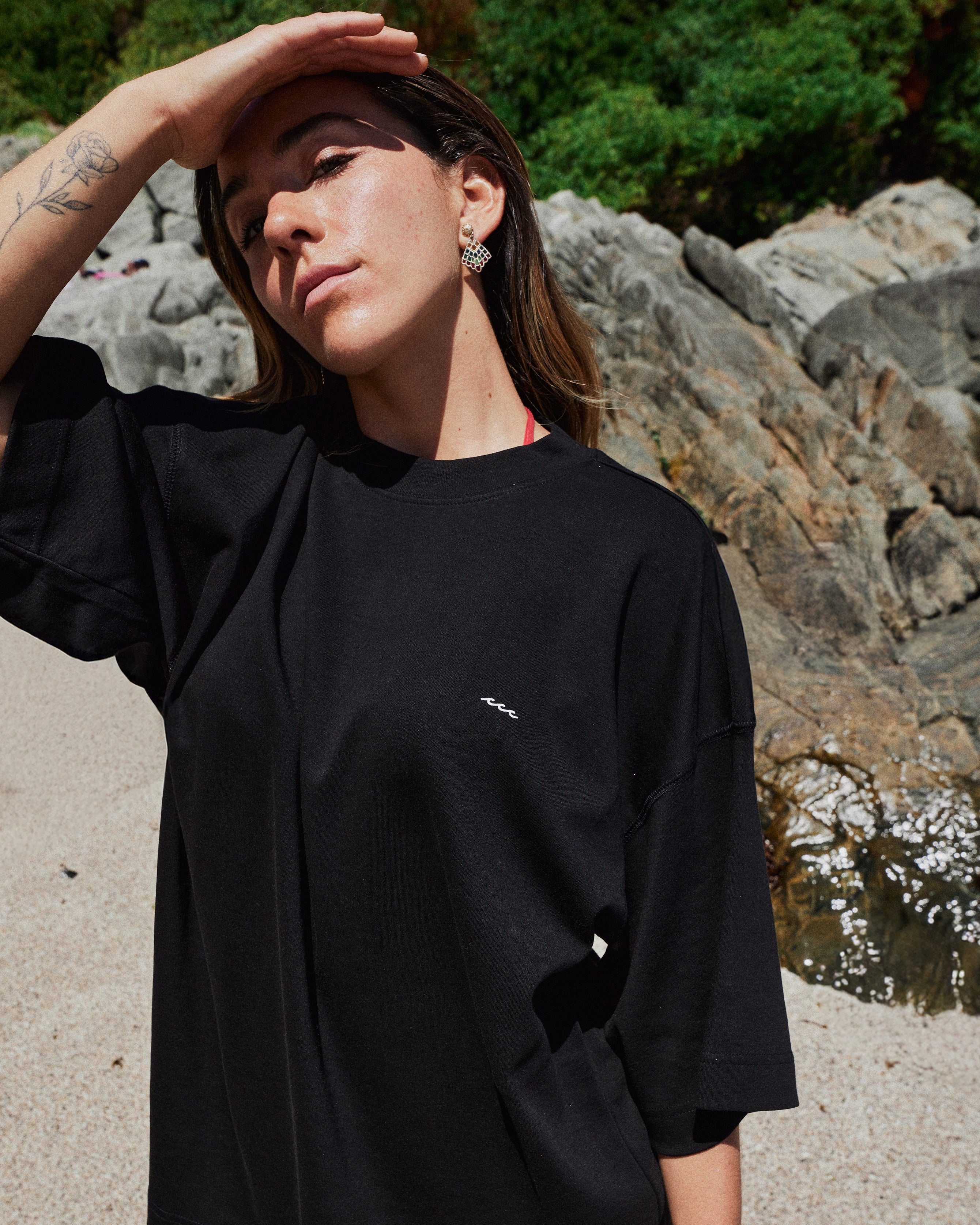 POLERA BEACHY CLUB BLACK OVERSIZE