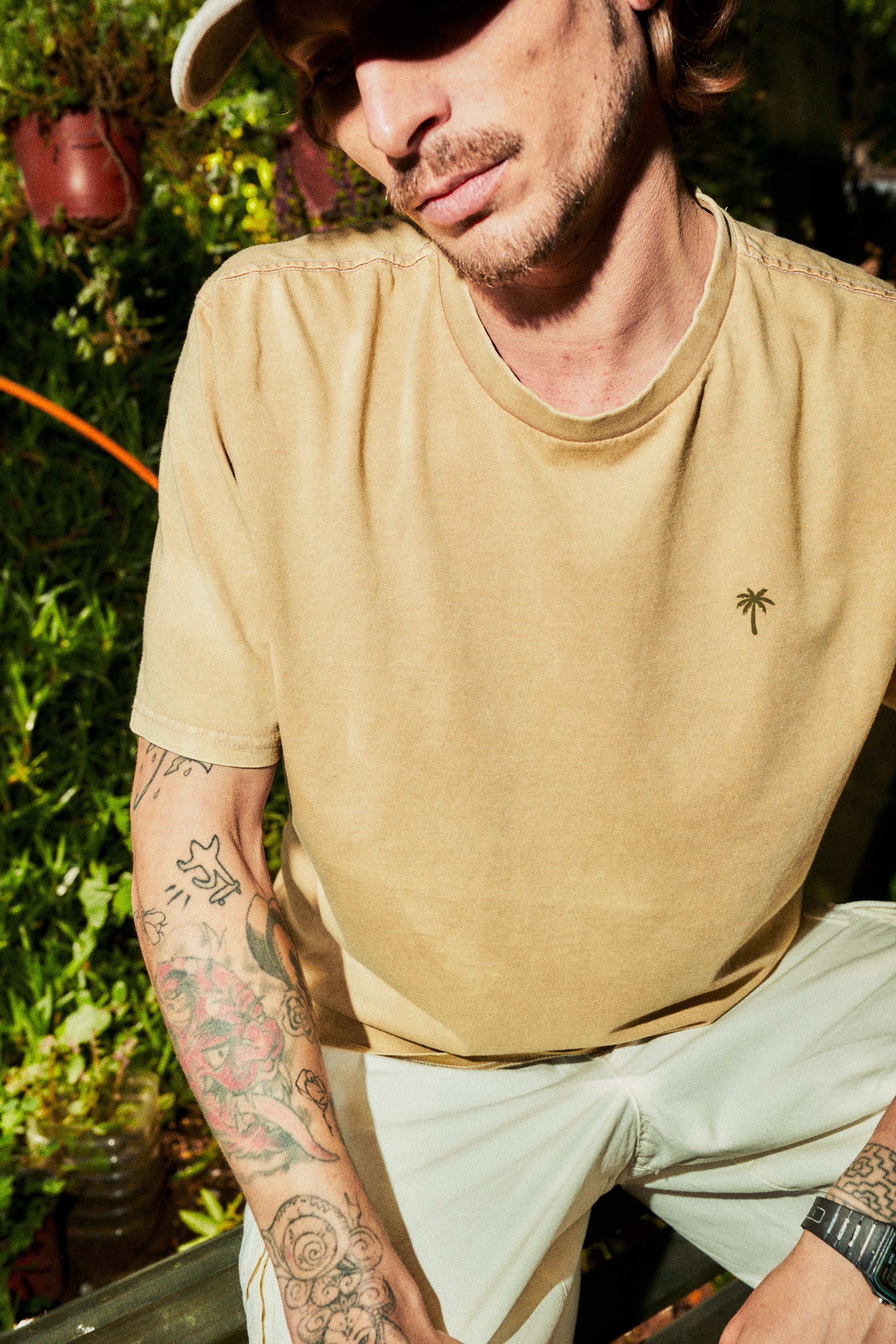 POLERA PALM TREE ACID WASH BEIGE