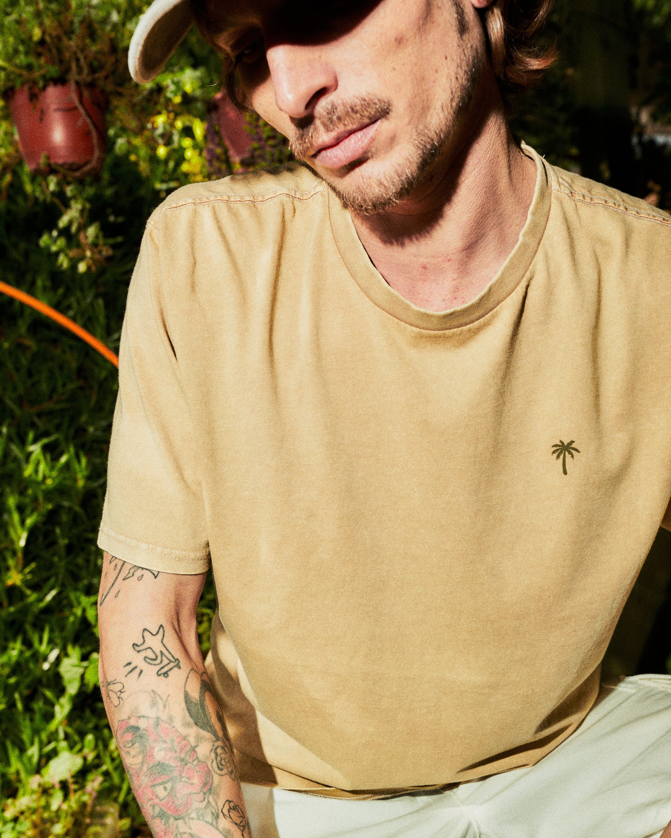 POLERA PALM TREE ACID WASH BEIGE