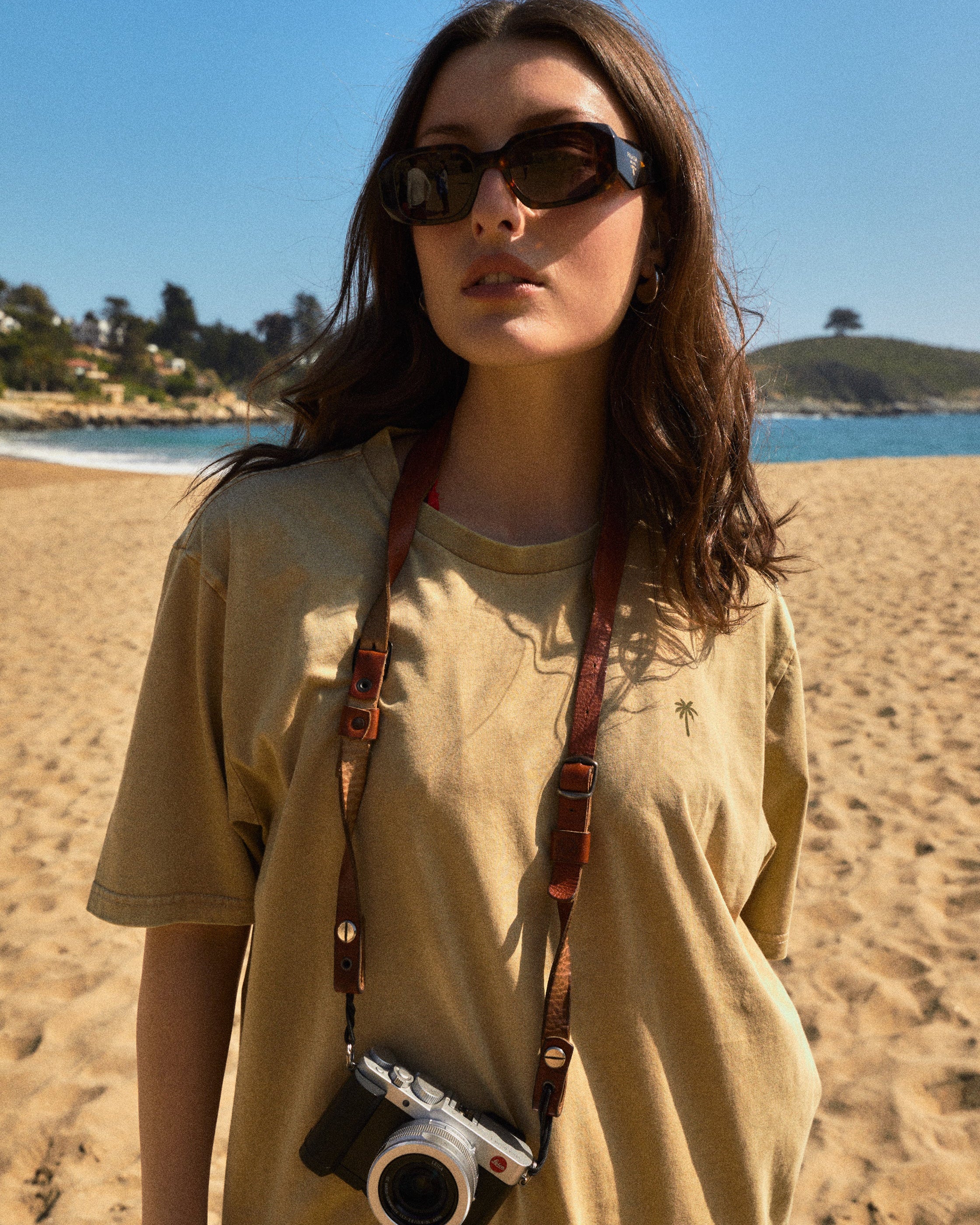 POLERA PALM TREE ACID WASH BEIGE