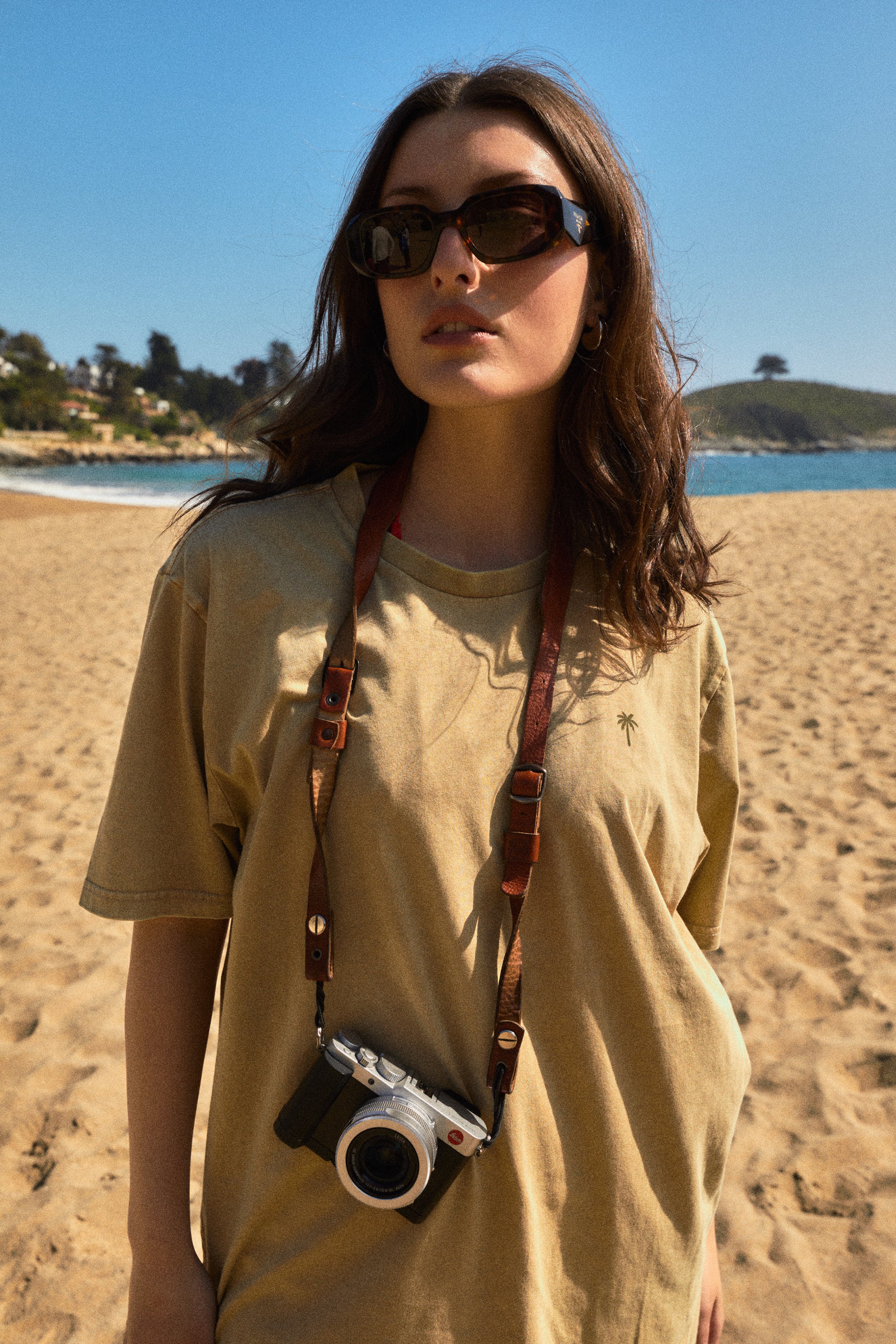 POLERA PALM TREE ACID WASH BEIGE