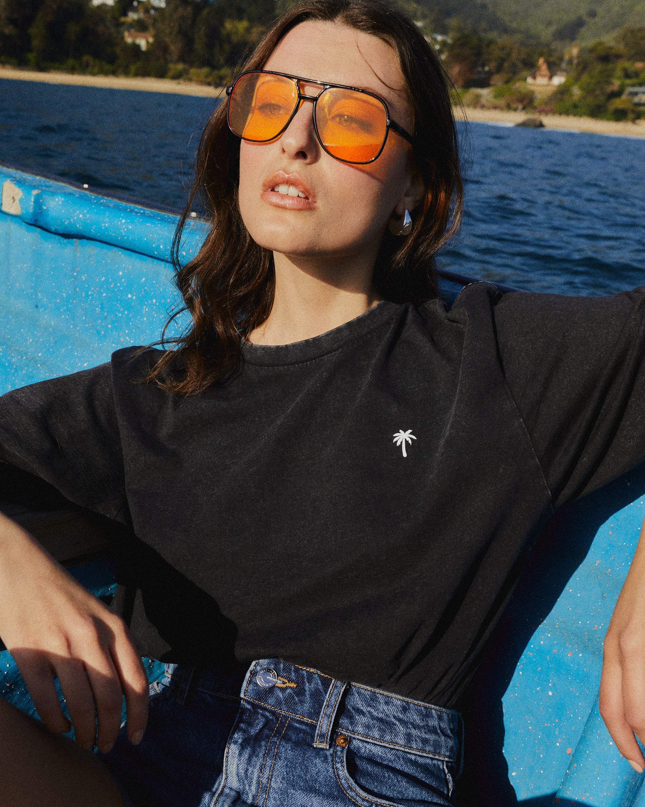 POLERA PALM TREE ACID WASH NEGRO