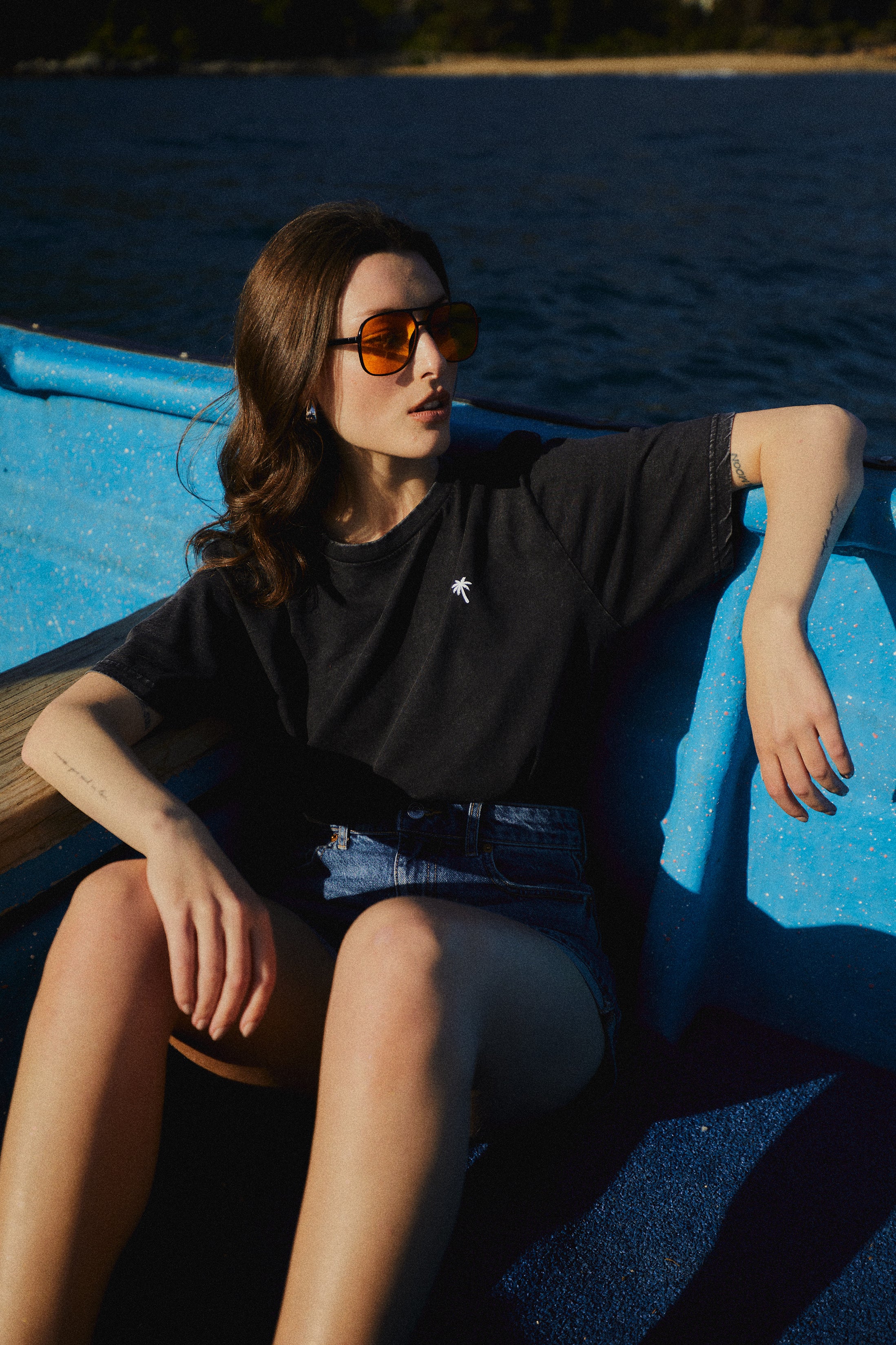 POLERA PALM TREE ACID WASH NEGRO