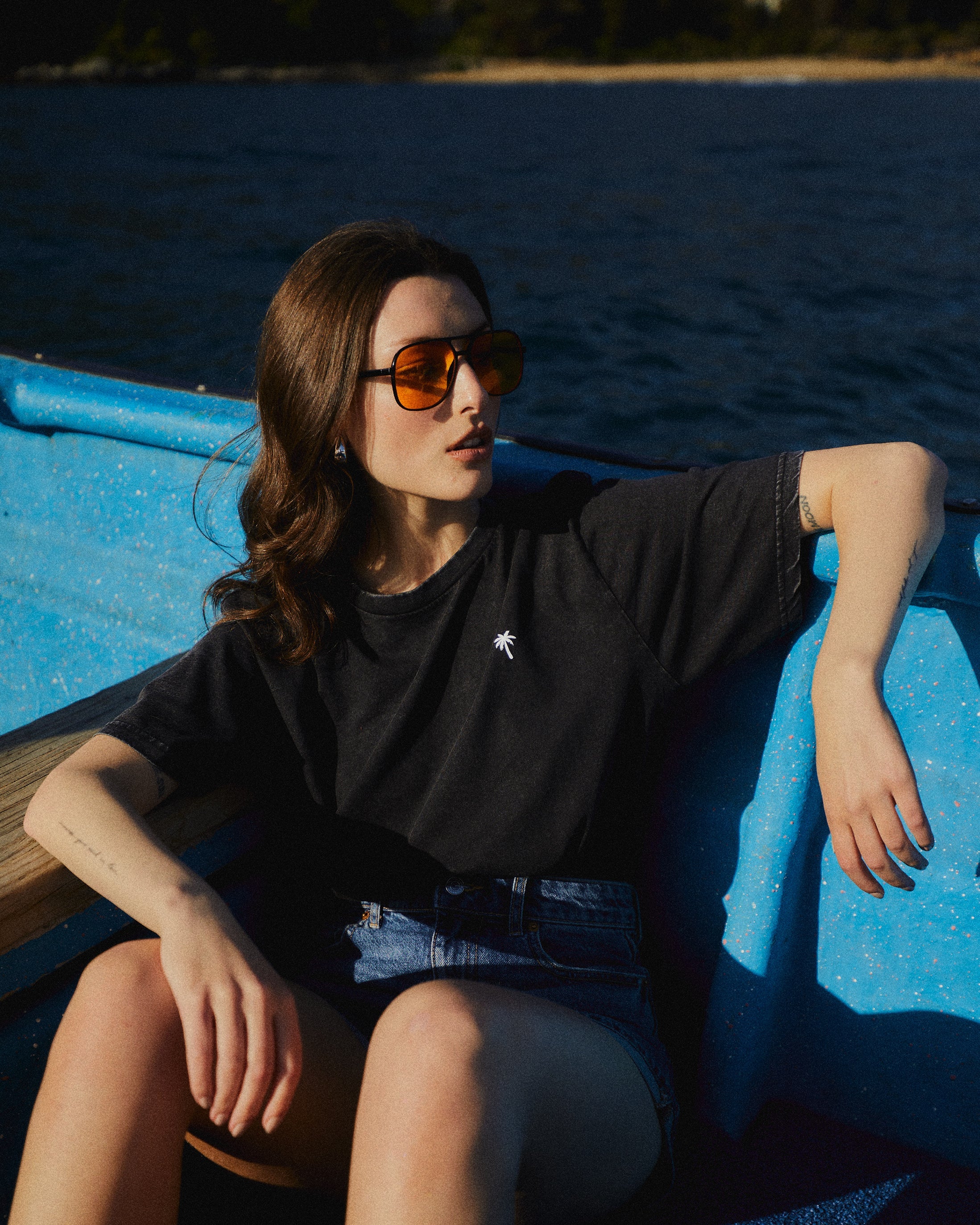 POLERA PALM TREE ACID WASH NEGRO