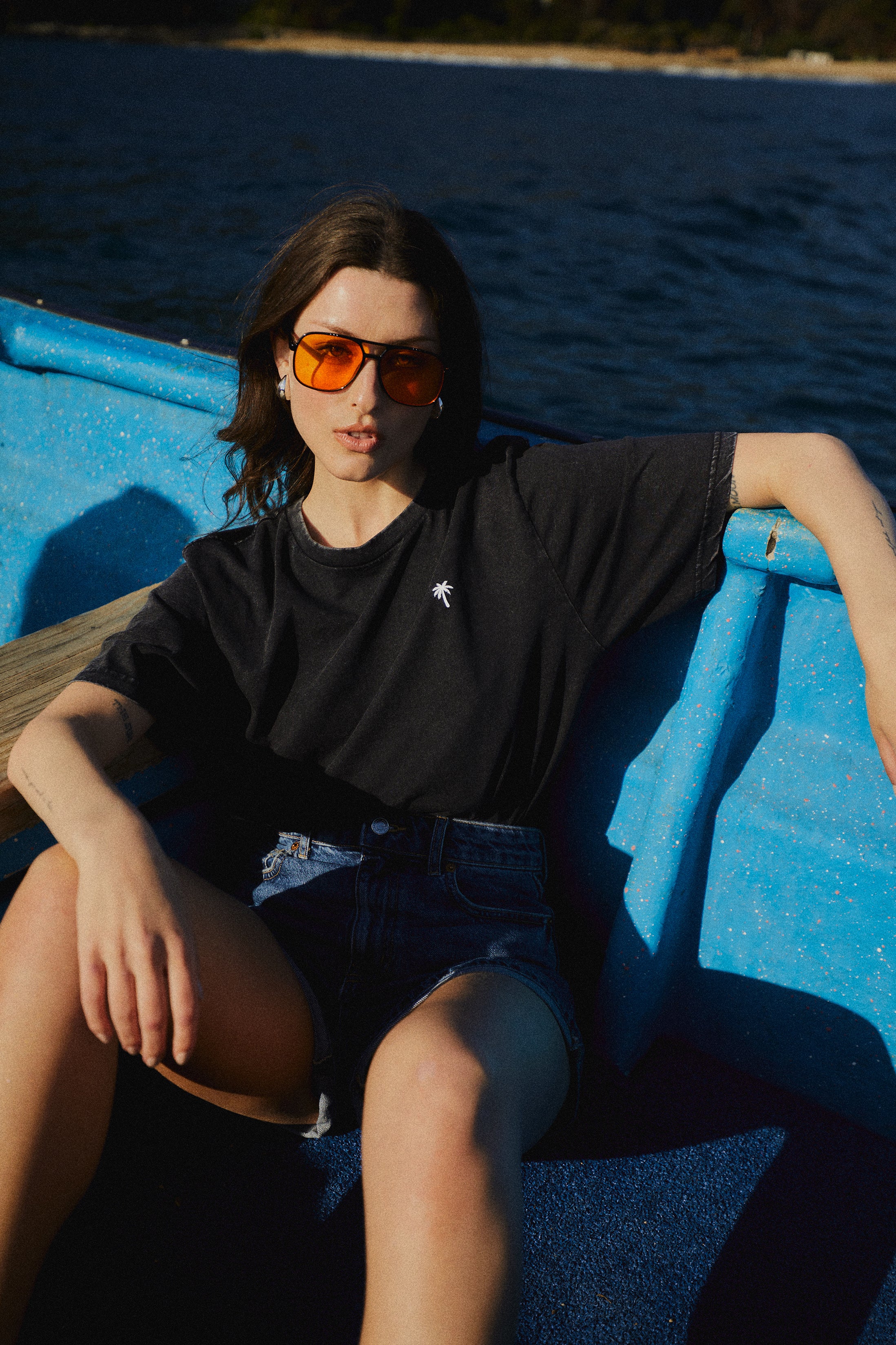 POLERA PALM TREE ACID WASH NEGRO