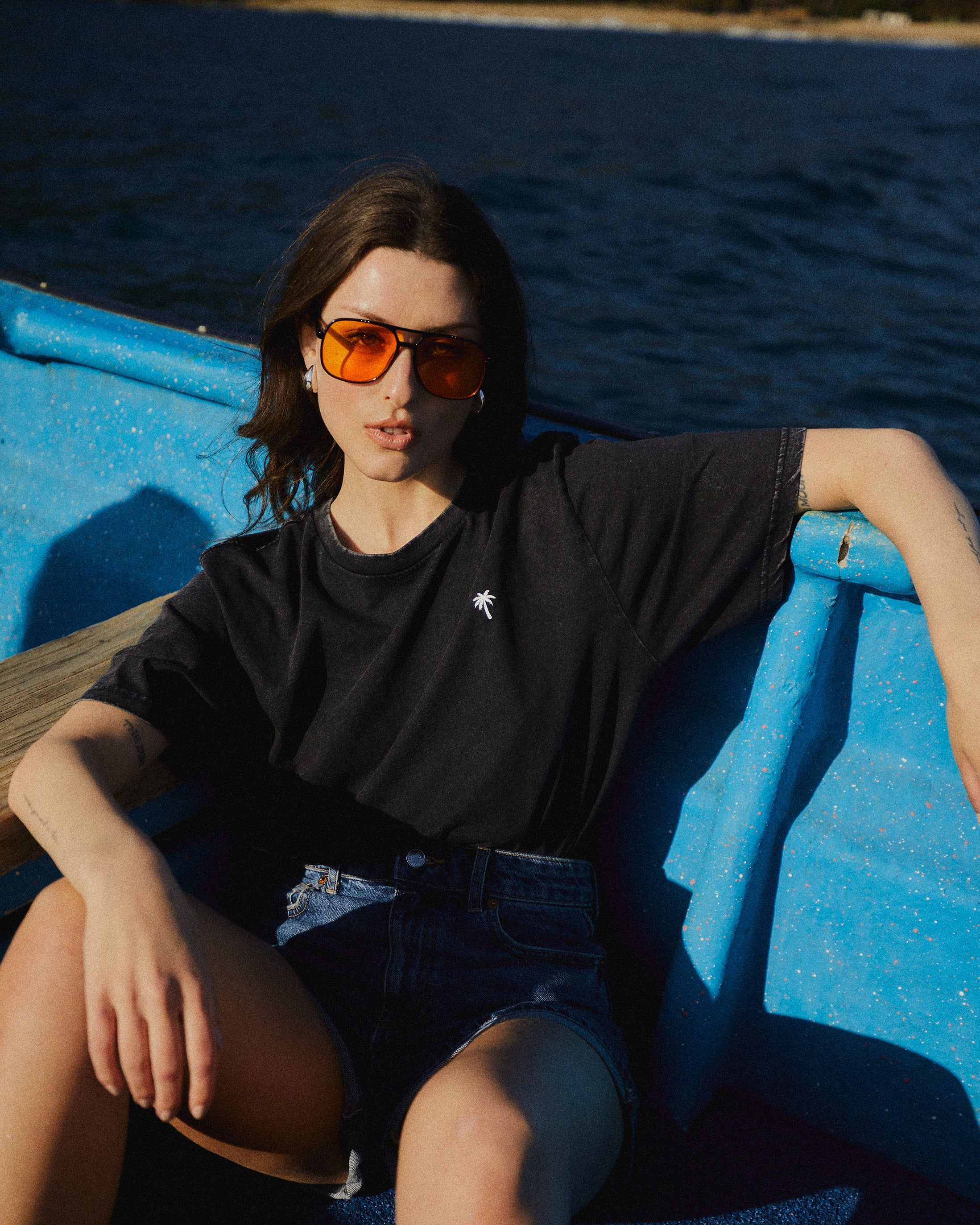 POLERA PALM TREE ACID WASH NEGRO