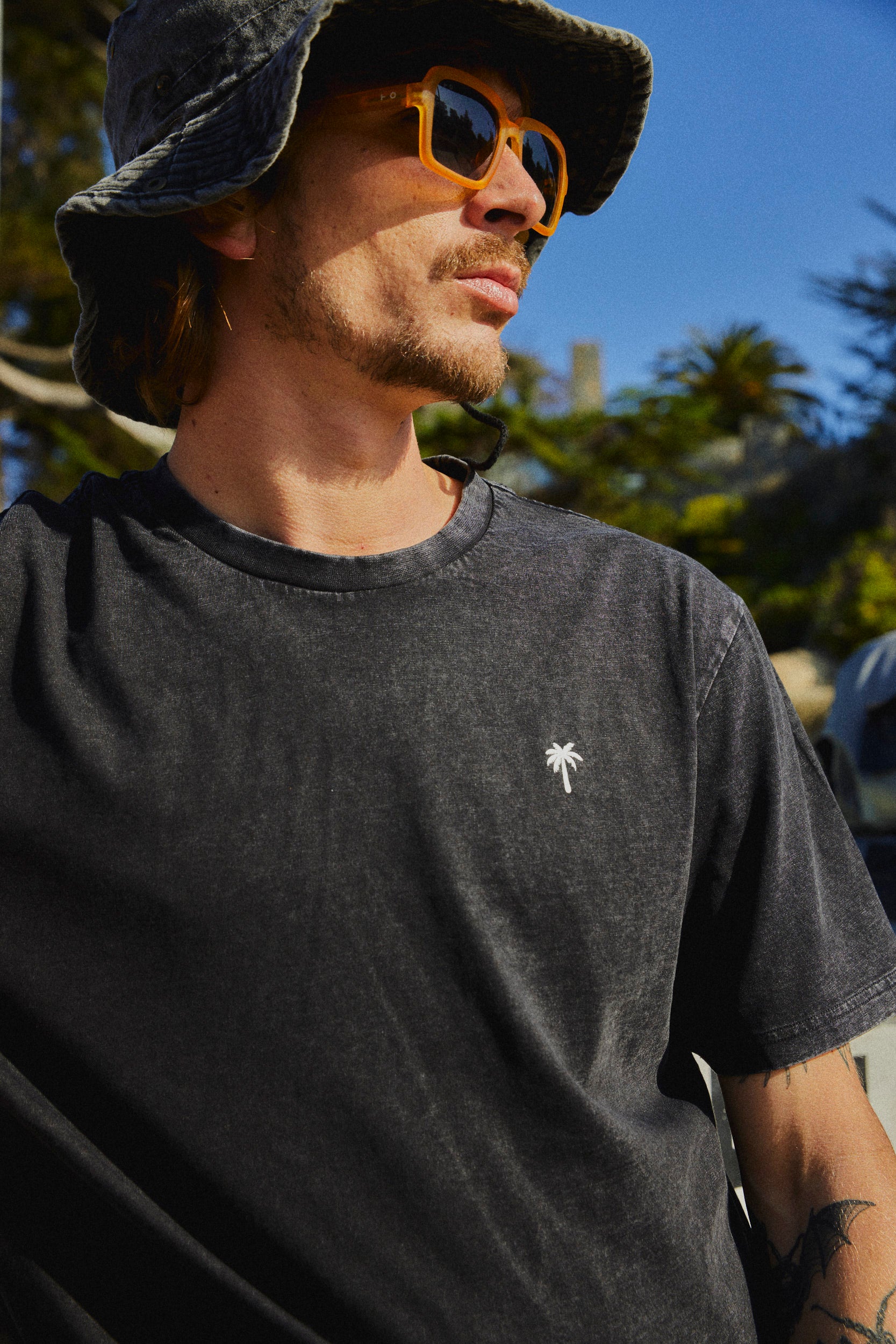 POLERA PALM TREE ACID WASH NEGRO