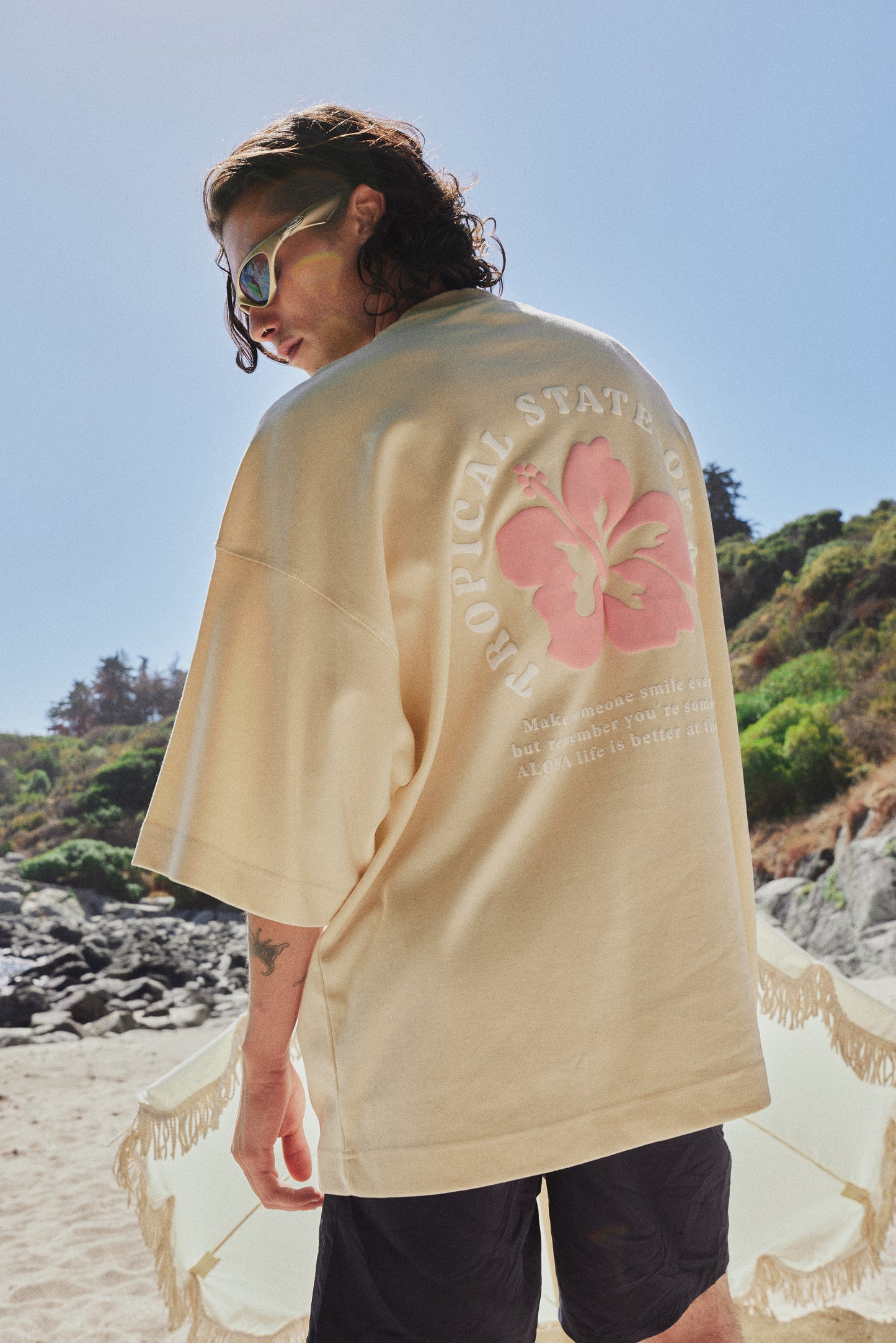 POLERA HAWAII VIBES BEIGE OVERSIZE ♂