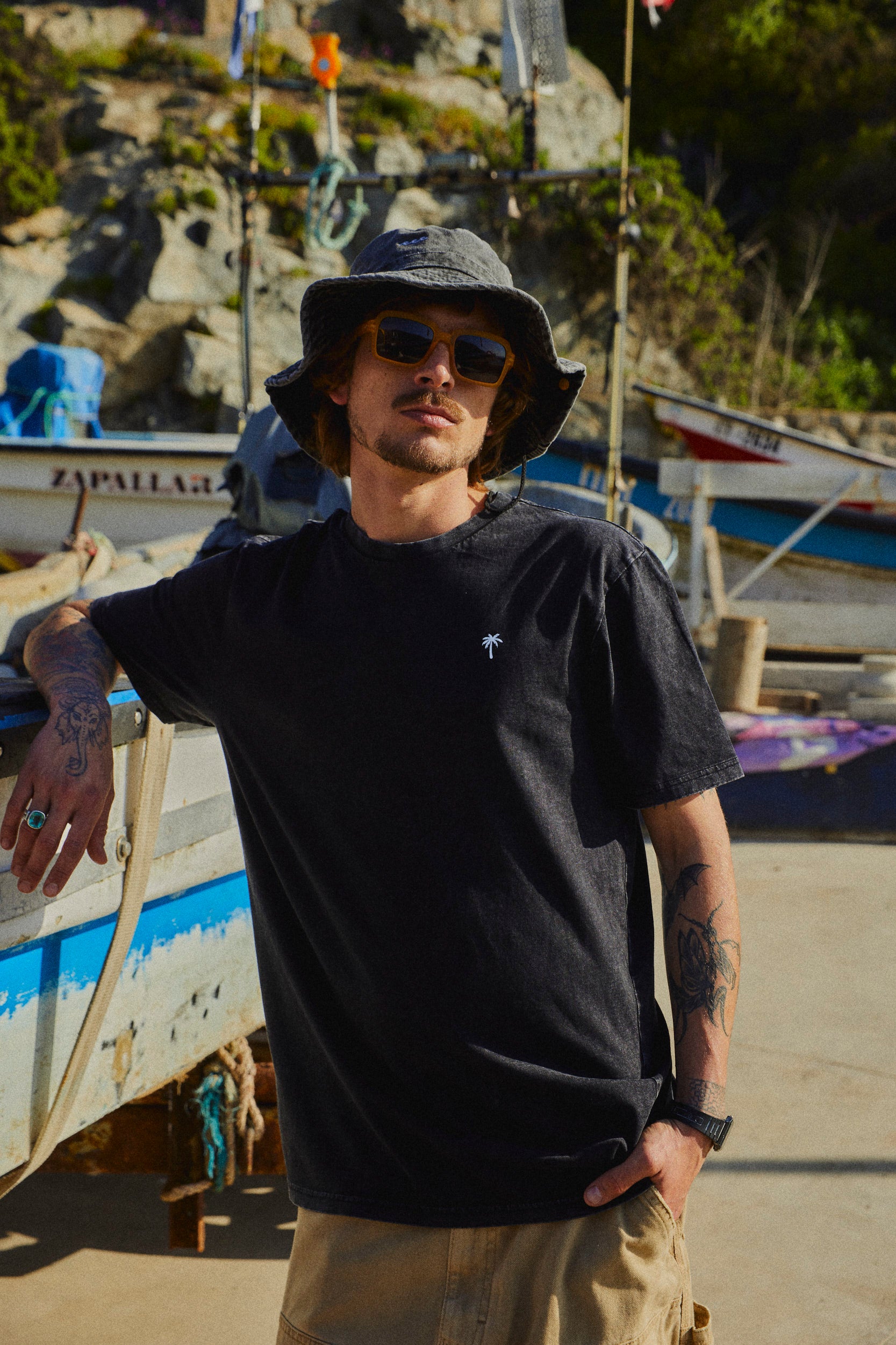 POLERA PALM TREE ACID WASH NEGRO