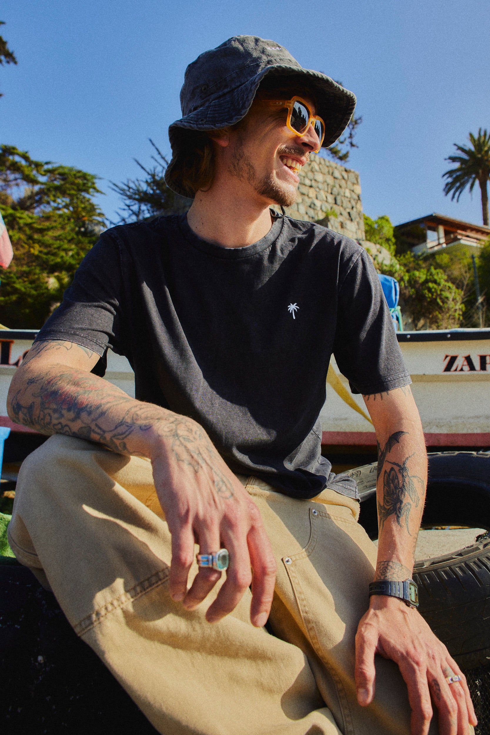 POLERA PALM TREE ACID WASH NEGRO