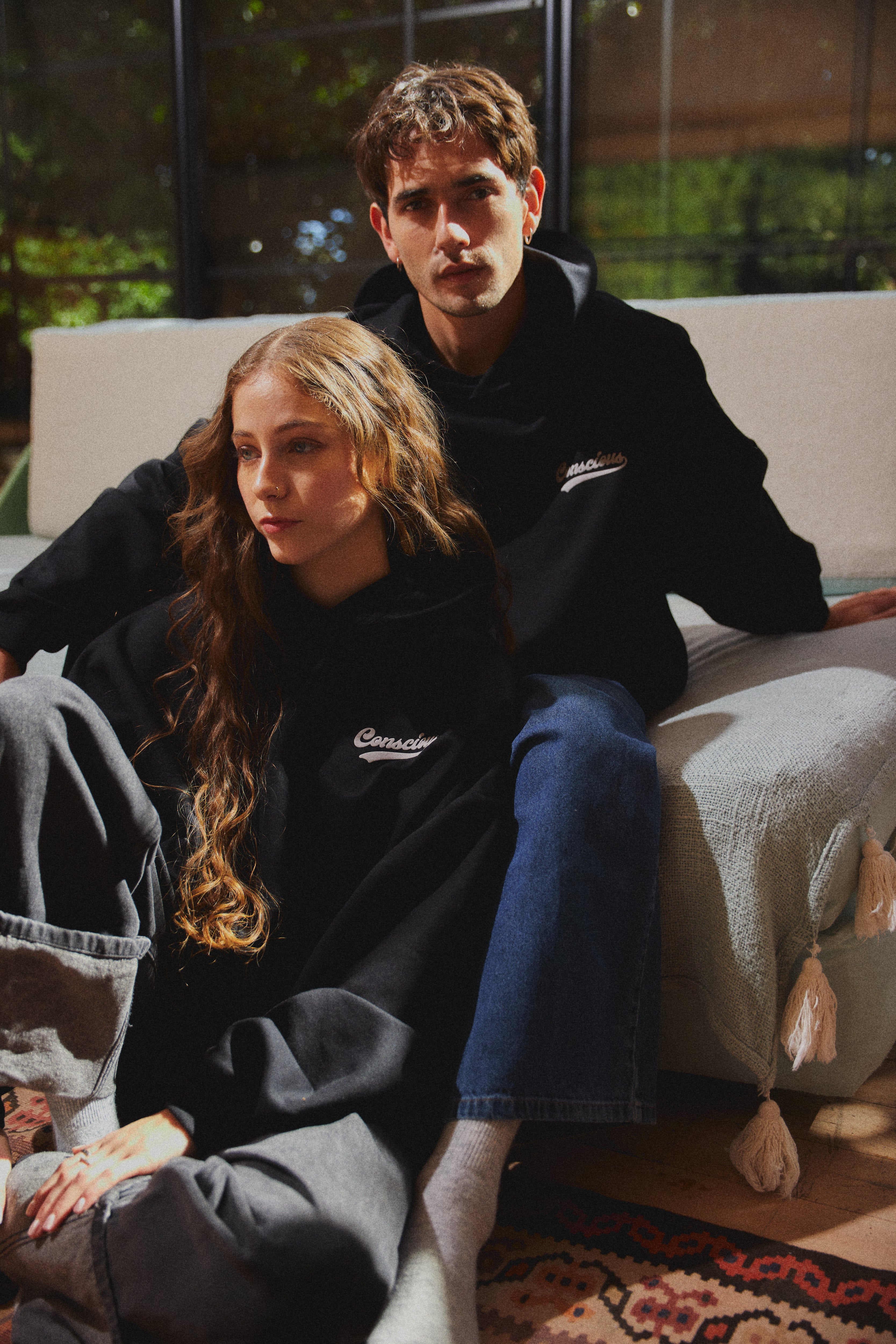 CONS ® NEGRO HIDDEN POCKETS HOODIE