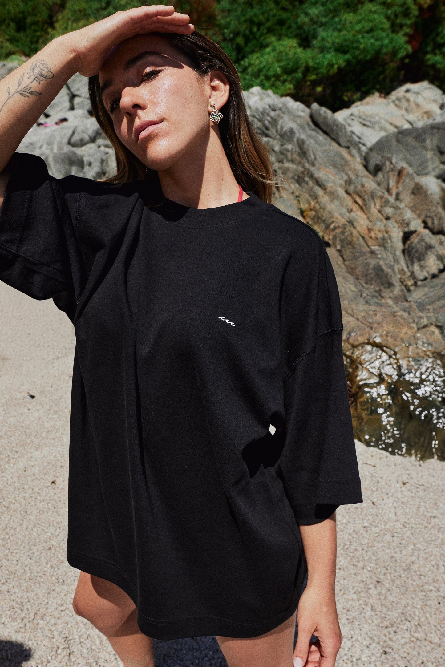 POLERA BEACHY CLUB BLACK OVERSIZE ♀