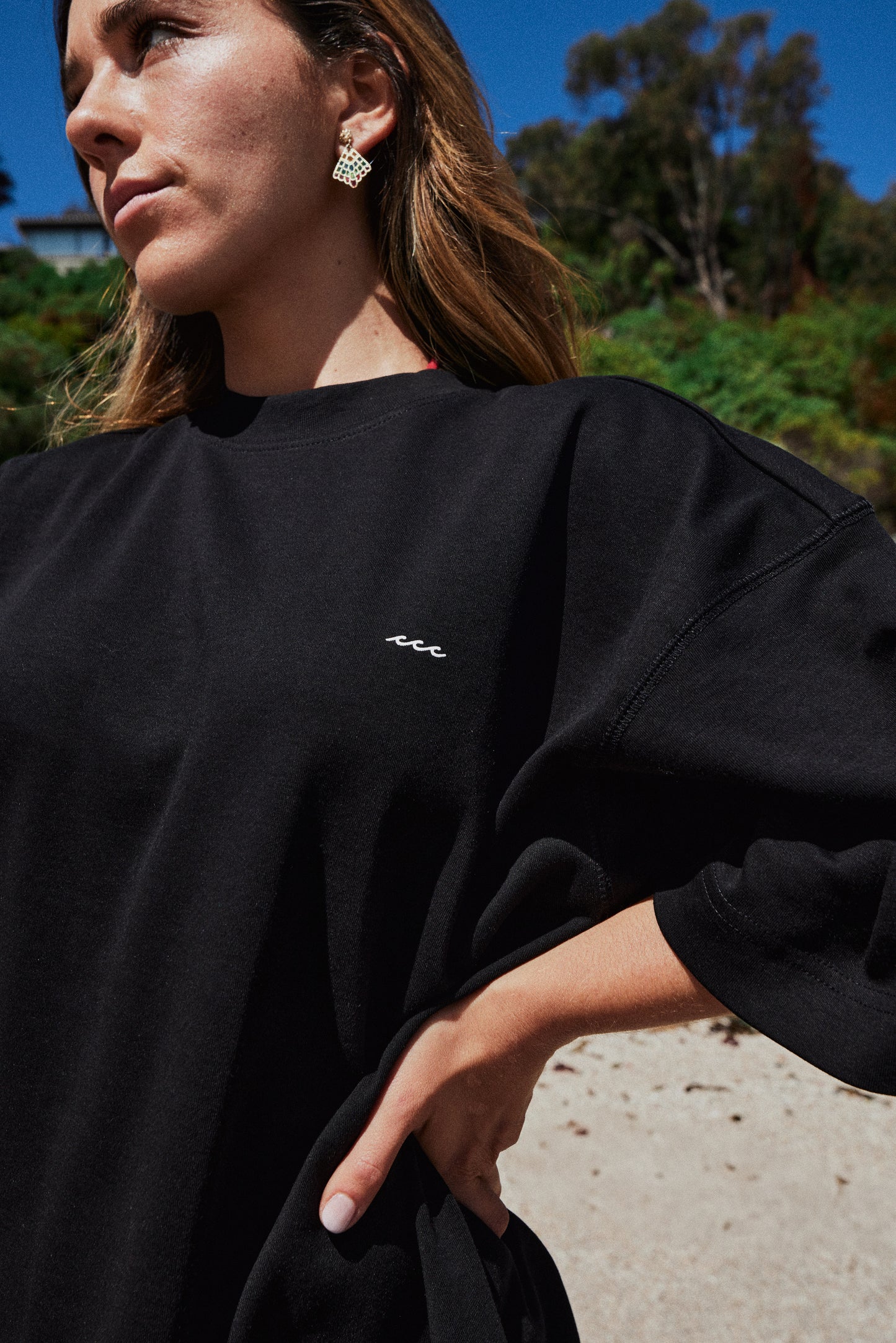 POLERA BEACHY CLUB BLACK OVERSIZE ♀