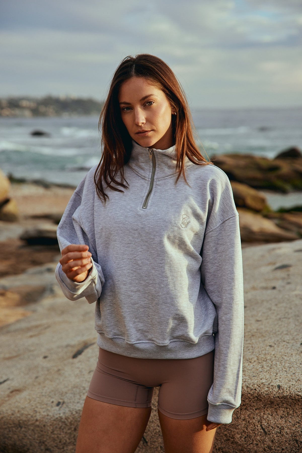 QUARTER ZIP SCRIPT GRAY