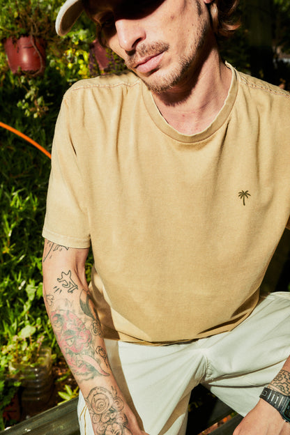 POLERA PALM TREE ACID WASH BEIGE ♂