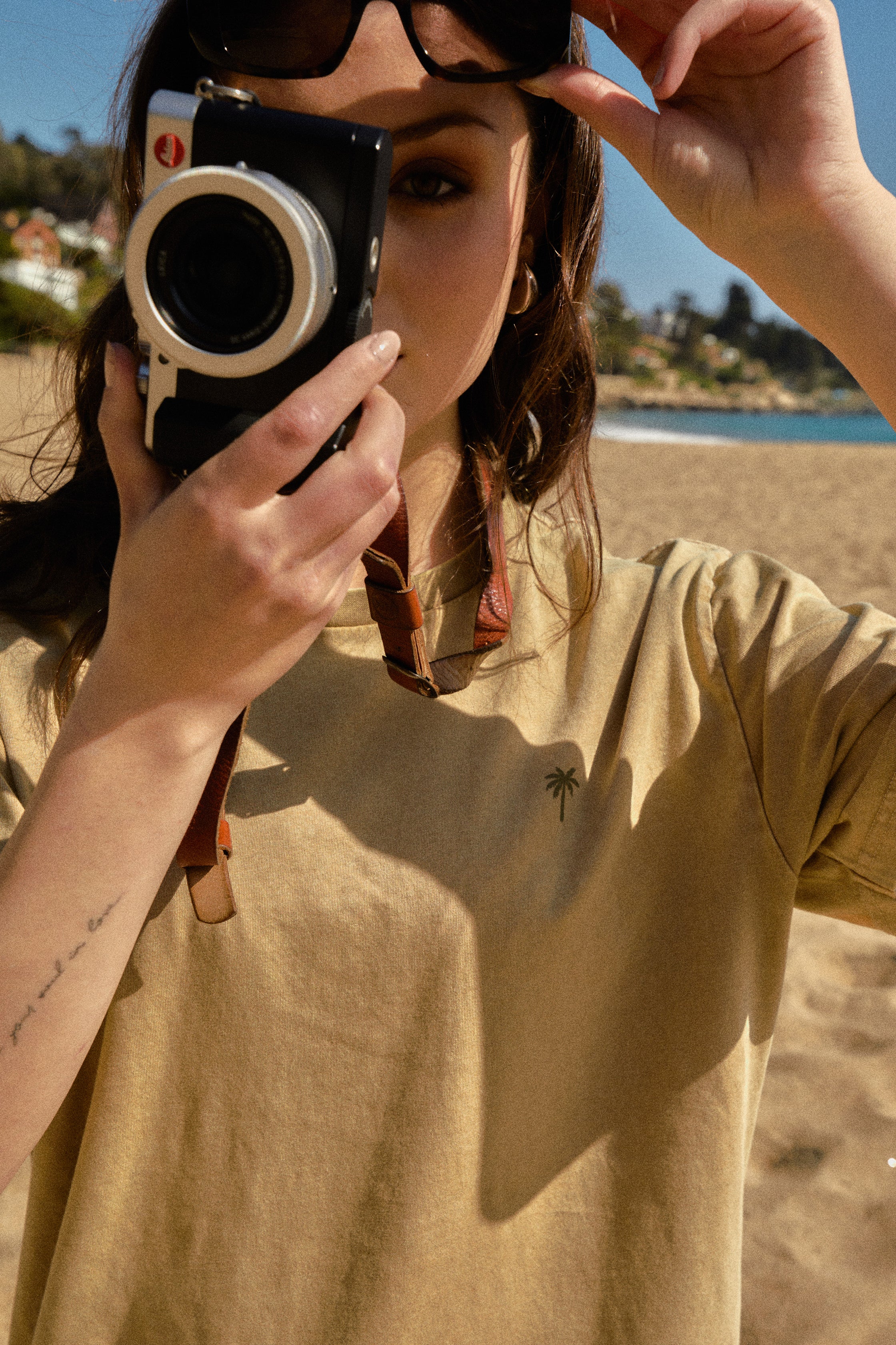 POLERA PALM TREE ACID WASH BEIGE