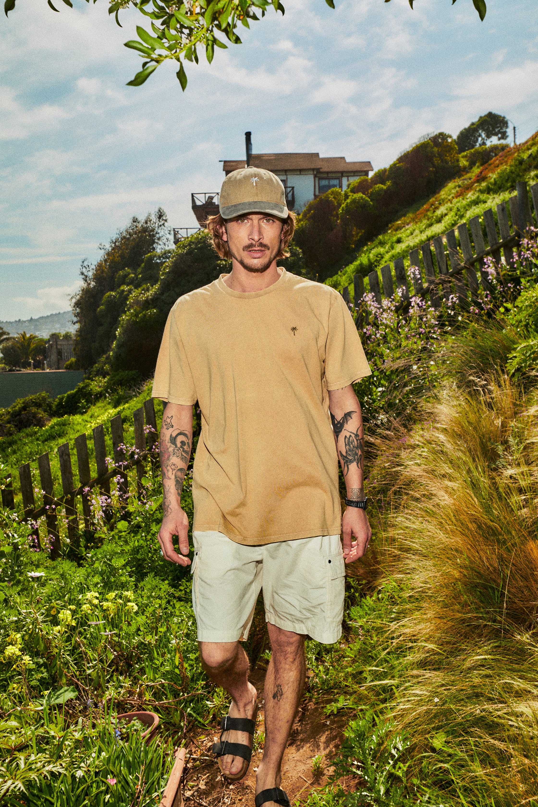 POLERA PALM TREE ACID WASH BEIGE