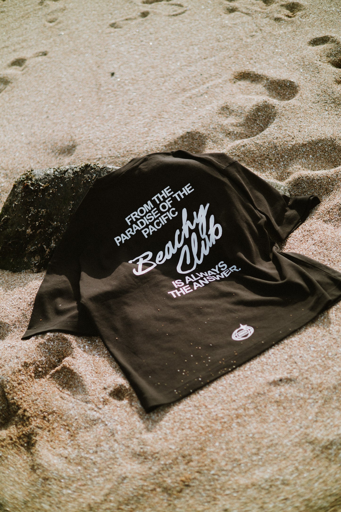 POLERA BEACHY CLUB BLACK OVERSIZE ♀