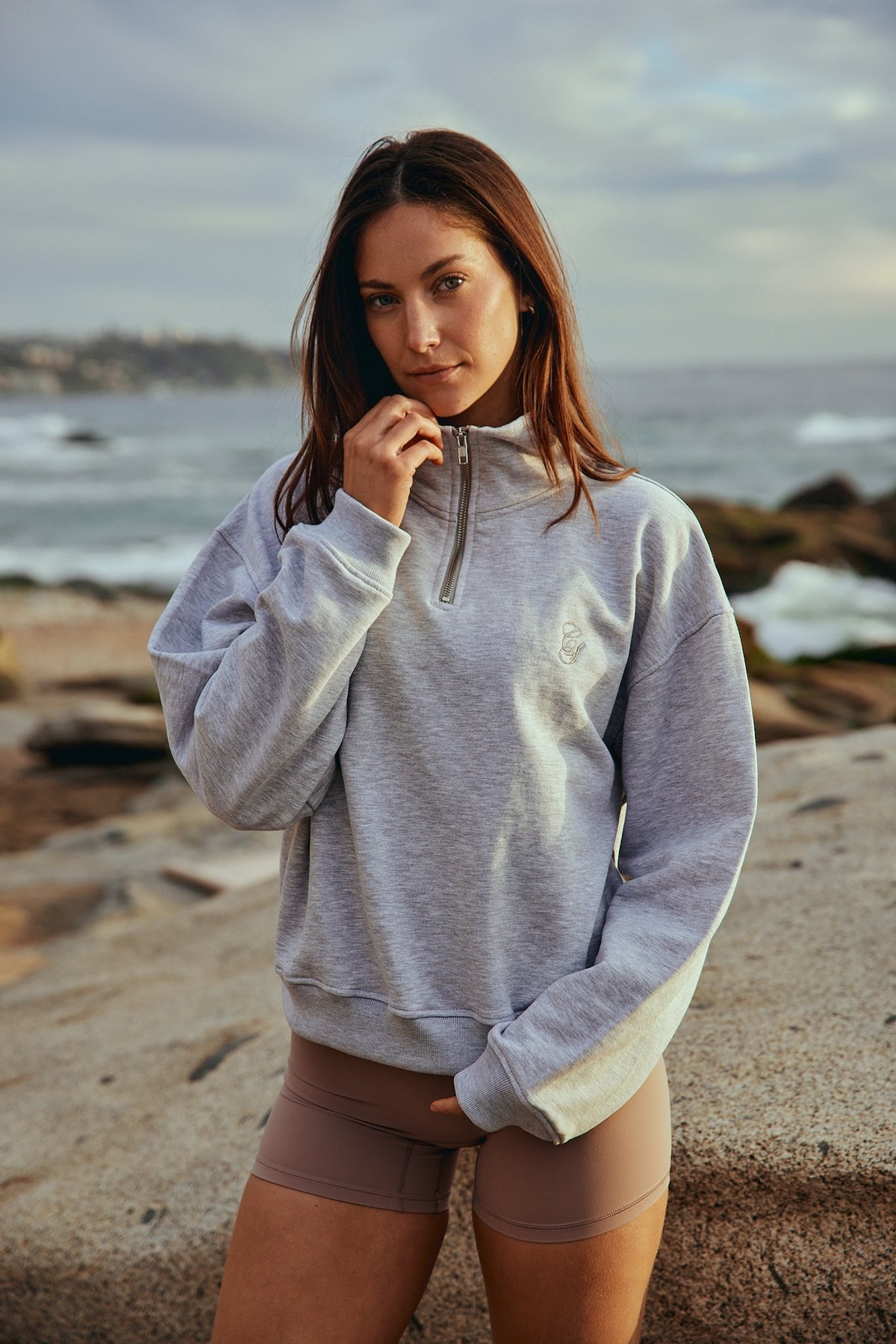 QUARTER ZIP SCRIPT GRAY