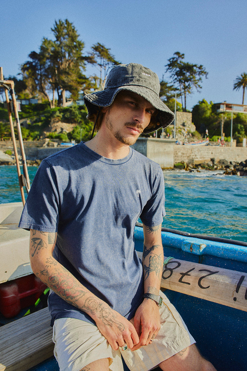 POLERA PALM TREE ACID WASH AZUL ♂