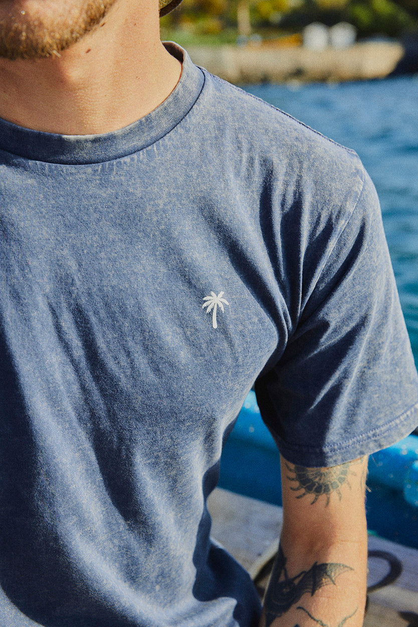POLERA PALM TREE ACID WASH AZUL ♂