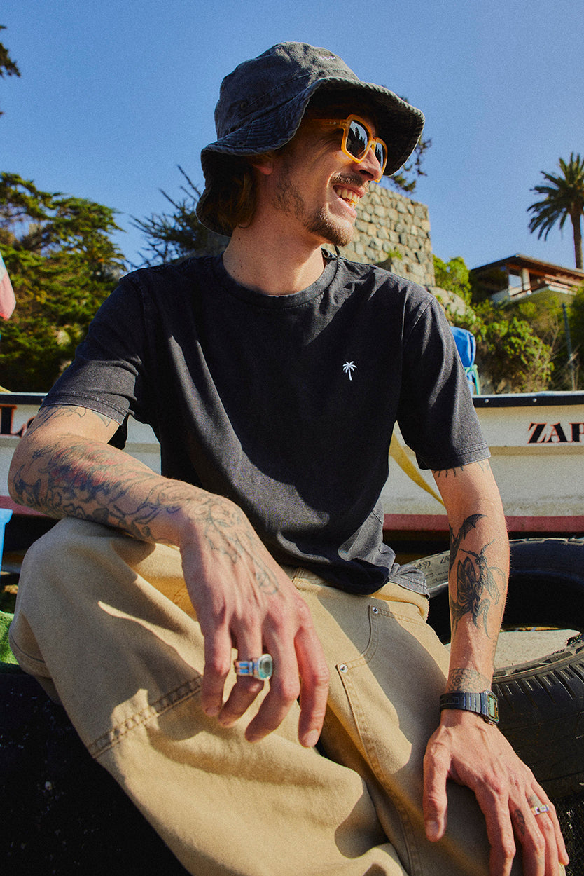 POLERA PALM TREE ACID WASH NEGRO ♂